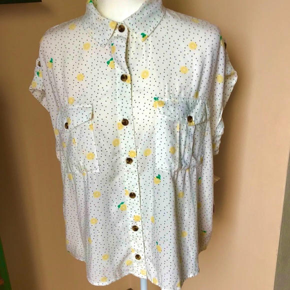 SO Tops - Hello Lemon 🍋 “SO” NWT Tab short Sleeve Lemon Top Size:M